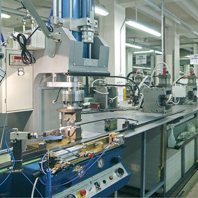 Fase della produzione industriale presso gli stabilimenti Cofle.