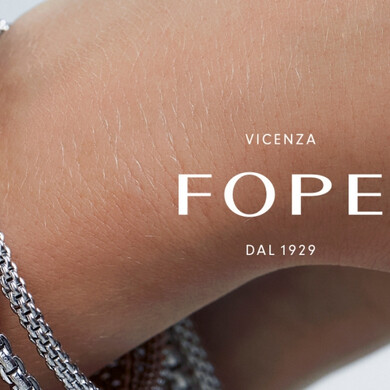 Dettaglio ravvicinato di un bracciale Fope, con design elegante e finiture preziose.