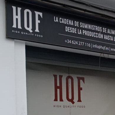 Ingresso del magazzino HQF, con area di carico e segnaletica aziendale.