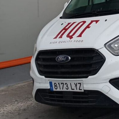 Operazioni di consegna presso HQF, con corrieri e pallet in arrivo.