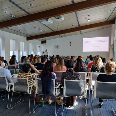 Evento o conferenza Ikonisys con relatori e pubblico in sala.