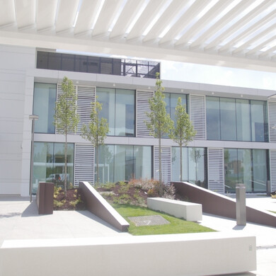 Ingresso esterno della sede Maps Group con facciata moderna e logo aziendale.