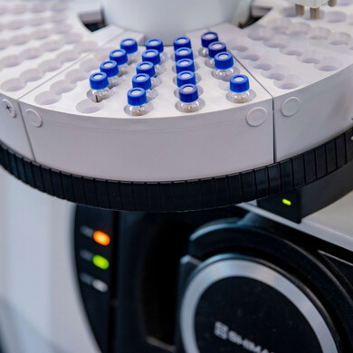 Provette contenenti campioni nei laboratori di Misitano & Stracuzzi, con focus scientifico.