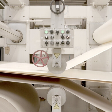 Macchinario industriale utilizzato nella produzione dei materiali Neodecortech.