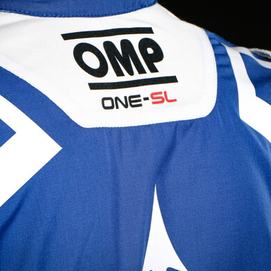 Tuta da gara OMP Racing Force: leggerezza, ergonomia e stile per chi vive la pista al massimo.