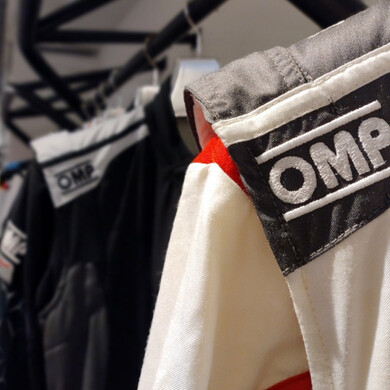 Tuta OMP Racing Force Dettagli tecnici e comfort avanzato definiscono la tuta OMP, pensata per veri professionisti delle corse.
