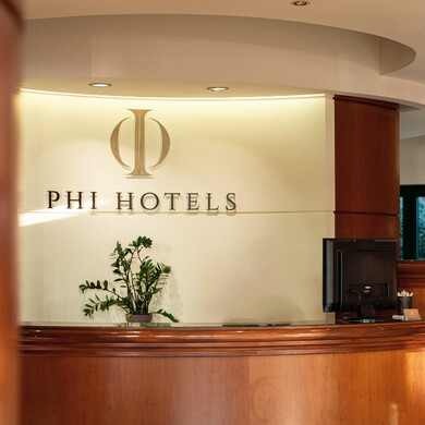 Facciata principale del Phi Hotel Xenia con ingresso elegante e curato nei dettagli.