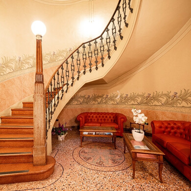 Scalinata Hotel Xenia Scalinata interna dell’Hotel Xenia, caratterizzata da linee classiche e raffinata illuminazione.