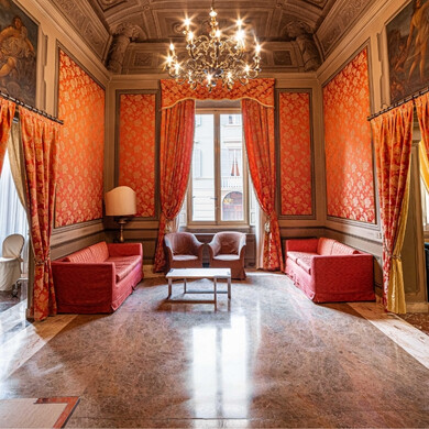 Ampio salone del Phi Hotel Xenia, luminoso e arredato con stile contemporaneo.