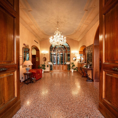 Ingresso principale dell’Hotel Xenia con area accoglienza e decorazioni eleganti.
