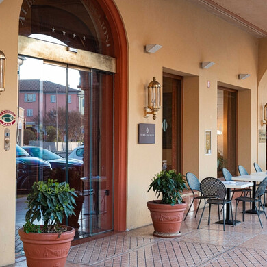 Ingresso del Phi Hotel dei Medaglioni – Xenia, un mix di charme e ospitalità italiana.