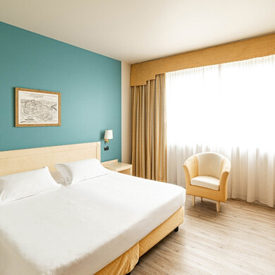 Camera da letto del Phi Hotel Xenia, spaziosa e confortevole con design raffinato.