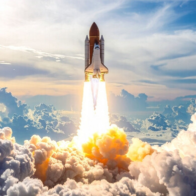 Razzo spaziale al momento del decollo con fiamme e fumo alla base