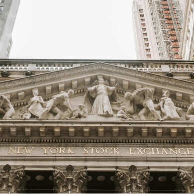 New York stock exchange Facciata del New York Stock Exchange con colonne e bandiere, simbolo della borsa americana.