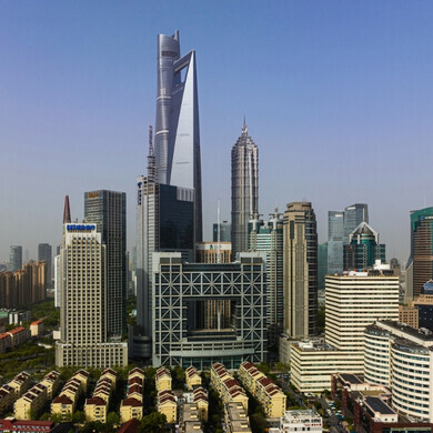 Panorama urbano di Shanghai Pudong Lujiazui e Borsa di Shanghai Vista della zona finanziaria moderna di Shanghai con grattacieli e sede della borsa in primo piano.