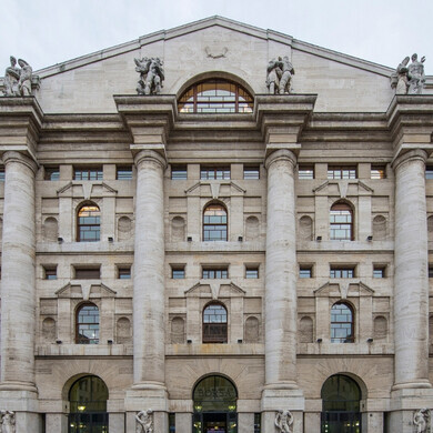Facciata principale della Borsa Italiana a Milano, Piazza Affari.