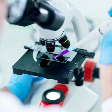 Scienziati o ricercatori maschi analizzano campioni scientifici e chimici usando un microscopio da laboratorio farmaceutico.