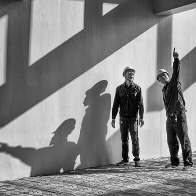 Personale al lavoro in un cantiere Operai con caschi e giubbotti di sicurezza intenti a lavorare in un cantiere edile attivo.