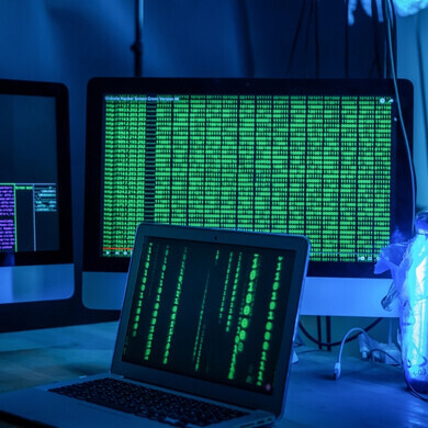 Monitor di un computer in una stanza buia, tipico di un ambiente da hacker.