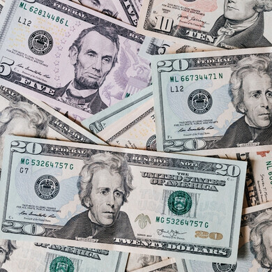 Banconote in dollari statunitensi disposte in primo piano