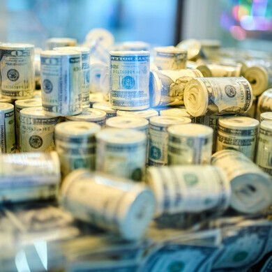 Mazzi di banconote da un dollaro USA arrotolate Pile di banconote USA arrotolate, simbolo di ricchezza, finanza ed economia