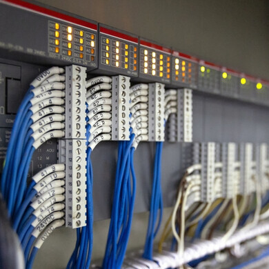 Quadro elettrico industriale per controllo, con distribuzione di energia, interruttori e dispositivi di sicurezza, ideale per manutenzione e cablaggio Quadro elettrico industriale con alimentazione, interruttori e cablaggi progettati per gestione dell’energia, sicurezza e distribuzione efficiente.