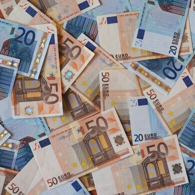 Due banconote in euro, una da 50 e una da 20, affiancate e ben visibili nei loro colori distintivi.