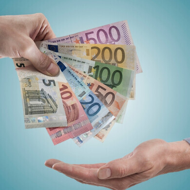 Uomo d’affari che consegna buste paga ai lavoratori, in un contesto professionale di ufficio o azienda.