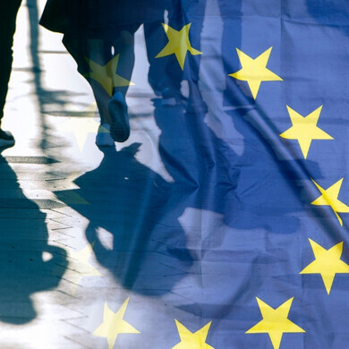 Bandiera dell'UE o dell'Unione europea e ombre delle persone, concetto quadro politico Bandiera dell’Unione europea con ombre di persone, immagine concettuale a tema politico.