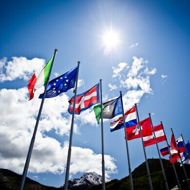 Bandiere Unione Europea in una giornata soleggiata