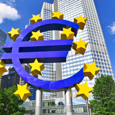 Francoforte sul Meno, Germania - Scultura di cartello euro nel grattacielo della sede centrale della Banca centrale europea nella città di Francoforte Scultura del simbolo dell’Euro davanti alla sede della Banca Centrale Europea a Francoforte sul Meno, alta 14 metri, circondata da dodici stelle, rappresentazione pubblica dell’Euro e dell’economia europea.
