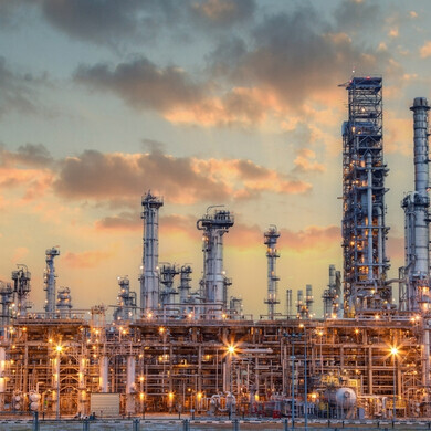 Zona industriale petrolio e gas, Le attrezzature di raffinazione del petrolio, Primo piano di oleodotti industriali di un impianto di raffineria di petrolio, Dettaglio dell'oleodotto con valvole in una grande raffineria di petrolio. Zona industriale petrolifera e del gas: attrezzature di raffinazione, primo piano di tubazioni industriali di una raffineria, dettaglio di tubi con valvole in una grande raffineria di petrolio.