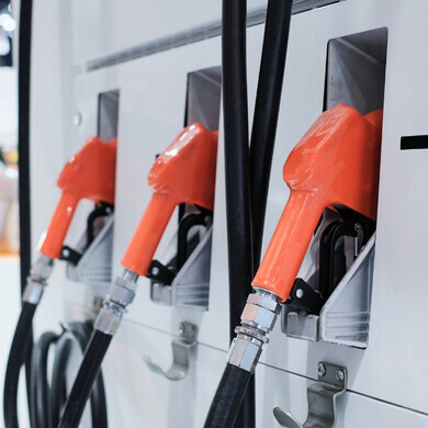 Dettaglio di macchina durante il rifornimento di carburante.