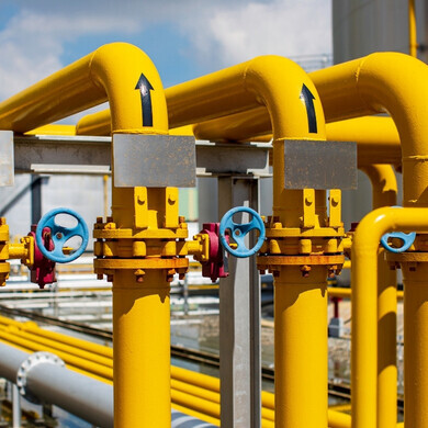 Valvole di sicurezza per gas e petrolio in un impianto industriale Valvole gialle montate su condotte di gas e petrolio, progettate per controllare la pressione e garantire la sicurezza nell’impianto.