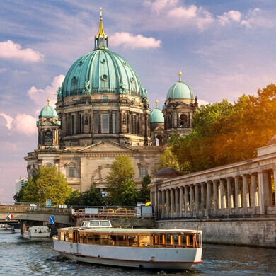 Europa, Germania, Berlino: una barca turistica sul fiume Sprea.