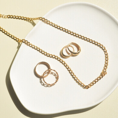 Vassoio di gioielli con riferimento all’aumento del prezzo dell’oro.