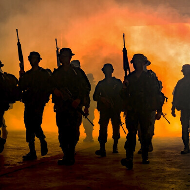 Gruppo di soldati impegnati in uno scenario di combattimento, tra tensione, strategia e azione sul campo.
