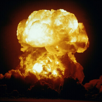 Test nucleare della Marina degli Stati Uniti, Atollo Bikini, Isole Marshall Esplosione di un test nucleare condotto dalla Marina degli Stati Uniti sull’Atollo Bikini nelle Isole Marshall, con nube atomica visibile sul mare.