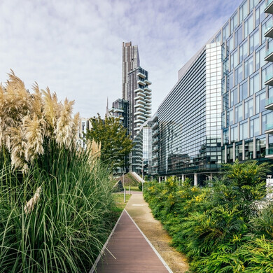 Edifici moderni del quartiere business di Porta Nuova a Milano, circondati da alberi e aree verdi