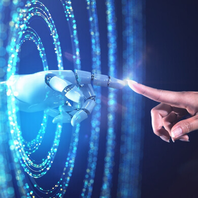 Dal mondo reale al mondo digitale Immagine astratta di una mano femminile che accede al mondo digitale dal mondo reale.