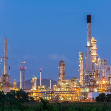 Vista notturna raffineria Raffineria illuminata durante la notte