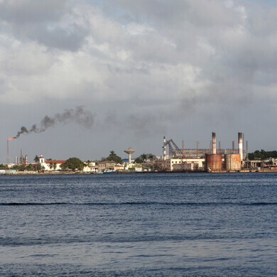 Raffineria sul mare Impianto di raffinazione situato vicino alla costa