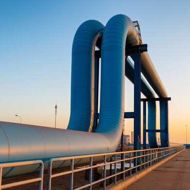 Tubi blu che conducono a una raffineria di petrolio.