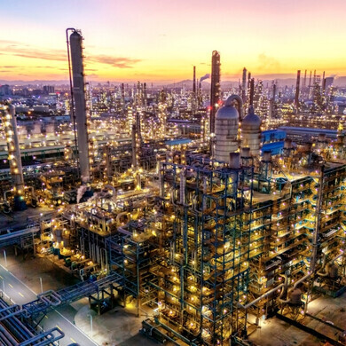 Veduta aerea di un impianto chimico al crepuscolo.