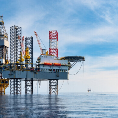 Piattaforma petrolifera offshore tipo Jack Up al centro del mare per la perforazione di pozzi petroliferi e gas Piattaforma petrolifera Jack Up in mare aperto per estrazione di petrolio e gas, simbolo dell’industria energetica offshore.