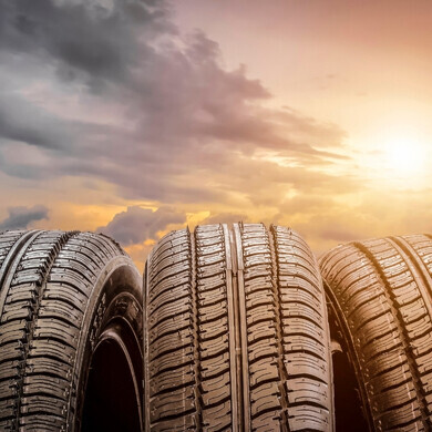 Pneumatici illuminati dalla luce del tramonto