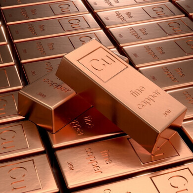 Blocchi di rame fuso solidificati in forme regolari, pronti per la lavorazione.