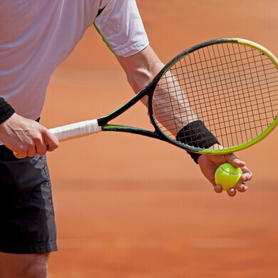 Giocatore di tennis in azione sul campo