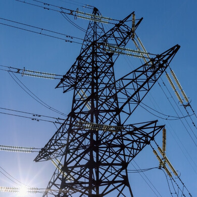 Scatto di torri per telecomunicazioni o trasmissione radio, con antenne e parabole visibili.