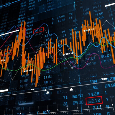 Primo piano di uno smartphone che mostra una piattaforma di trading, con variazioni di prezzo in tempo reale.